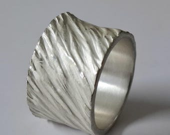 Beautiful wide silver ring with a surrounding texture by Frank Schwope, silver, unique piece, goldsmith work, ring, unique jewelry, ornaments