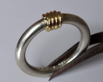 Enkel, elegant ring i 925 sterlingsilver med en spiral i 750 guld av Frank Schwope, guld, silver, guldsmedsarbete, Wissgoldingen, ring