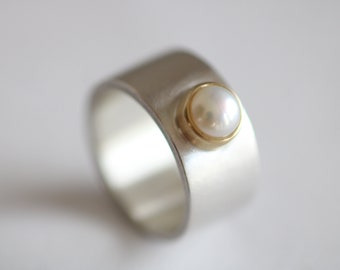 Bague unique en argent avec une perle blanche sertie d'or 22 carats par Frank Schwope, perle, or, argent, unique, bague, Schwope, bijoux uniques
