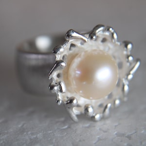Silver ring with a fine white cultured pearl by Frank Schwope, pearl, unique jewellery, ring, goldsmith&#39;s work, goldsmith, unique, Schwope