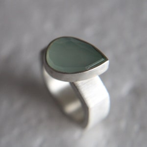 Ring in solid sterling silver with pear-shaped prehnite by Frank Schwope, teardrop, prehnite, large stone, solitaire ring, unique, facets