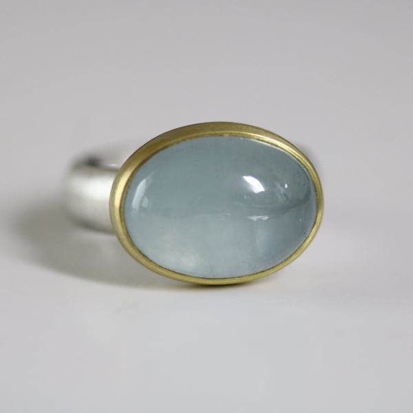 Bague en argent avec aigue-marine ovale sertie sur or 900 par Frank Schwope, bijoux uniques, unique, travail d'orfèvrerie, bague, or, bijoux