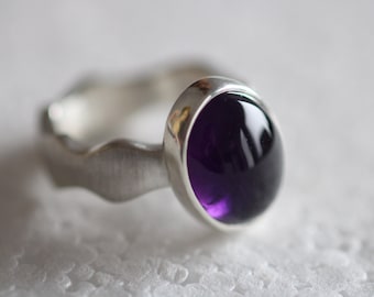 Bague avec belle améthyste violette ovale de Frank Schwope, argent, vague, pierre précieuse, violet, améthyste, bijoux uniques, travail d'orfèvrerie