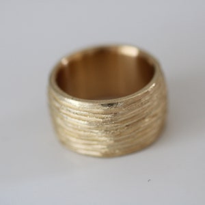 Unikat Ring mit umlaufenden Ornamentlinien von Frank Schwope, Unikatschmuck, Ring, Goldschmiedearbeit, Gold, Schmuckunikat, Schmuck-Skulptur Bild 3