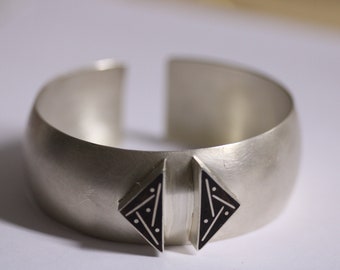 Armreif in Sterlingsilber mit Ebenholz und eingearbeiteten Silber Intarsien von Frank Schwope, Ebenholz, Unikatring, Silber, Schmuck, Arm