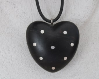 Pendentif coeur unique en ébène avec application en argent massif de Frank Schwope, ébène, argent, bijoux uniques, Wissgoldingen, pendentif