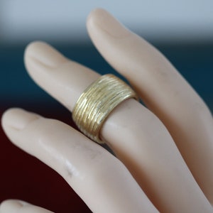 Unikat Ring mit umlaufenden Ornamentlinien von Frank Schwope, Unikatschmuck, Ring, Goldschmiedearbeit, Gold, Schmuckunikat, Schmuck-Skulptur Bild 5