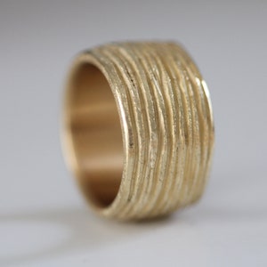 Unique ring with surrounding ornamental lines by Frank Schwope, unique jewelry, ring, goldsmith&#39;s work, gold, unique jewelry, jewelry sculpture