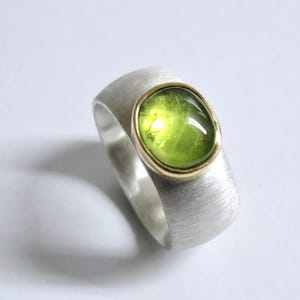 Silver ring with oval peridot set in 750 gold by Frank Schwope, green, peridot, silver, engagement, gift, ring, unique, gold, silver