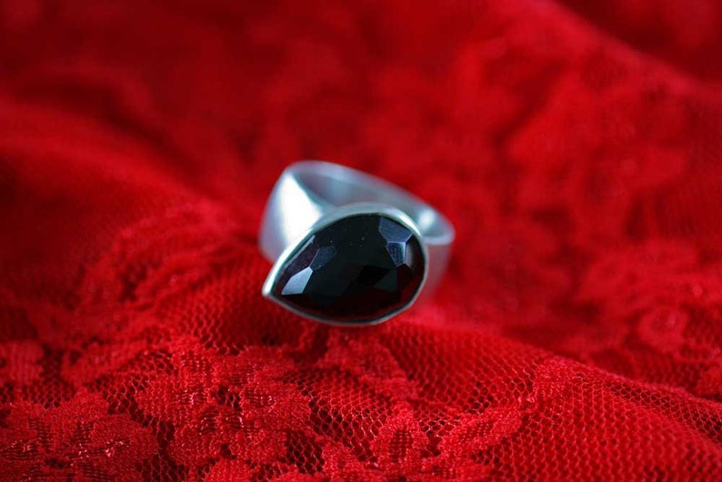 Unique ring in solid silver with faceted onyx by Frank Schwope, onyx, facets, ring, goldsmith work, silver ring, black, women image 3