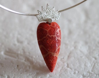 Dream heart pendant made of coral with silver eyelet by Frank Schwope, www schmuck-skulptur de, coral, red, gemstone, pendant, goldsmith