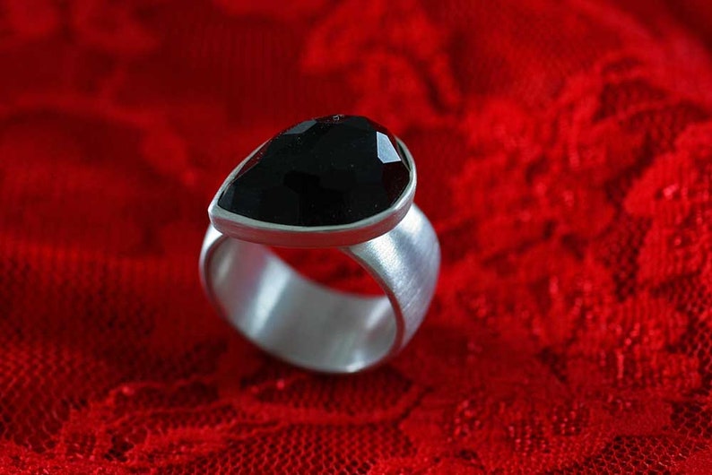 Unique ring in solid silver with faceted onyx by Frank Schwope, onyx, facets, ring, goldsmith work, silver ring, black, women image 4