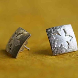 Flower stud earrings in solid silver by Frank Schwope