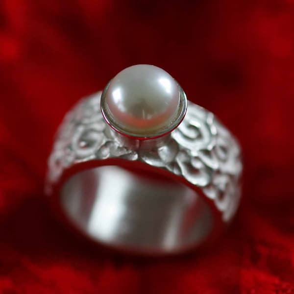 Unique sterling silver ring " Blickfang 9 " by Frank Schwope, pearl, unique ring, goldsmith craftsmanship