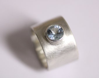 Bague en argent massif avec topaze facettée de Frank Schwope, topaze bleue, or, pierre précieuse, bleu, travail d'orfèvrerie, bijoux uniques, bijoux