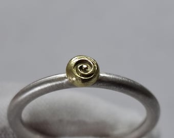 Enkel, elegant ring i 925 sterlingsilver med en spiral i 585 guld av Frank Schwope, guld, silver, guldsmedsarbete, ring