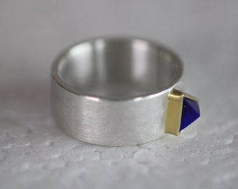 Ring with goblin blue lapis pyramid in sterling silver by Frank Schwope, lapis, pyramid, blue, goldsmith's work, unique jewelry, gold,