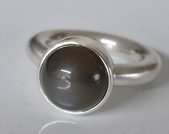 Zilveren ring met een glinsterende grijze maansteen cabochon van Frank Schwope, uniek sieraad, eenmalig, goudsmeedwerk, aquamarijn, zilver, sieraden