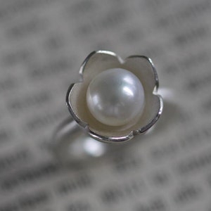 Flower ring in solid silver with a noble white cultured pearl by Frank Schwope, pearl, ring, goldsmith&#39;s work, unique jewellery, goldsmith
