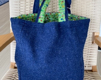 Boiled wool, reversible bag, blue with green fun lining