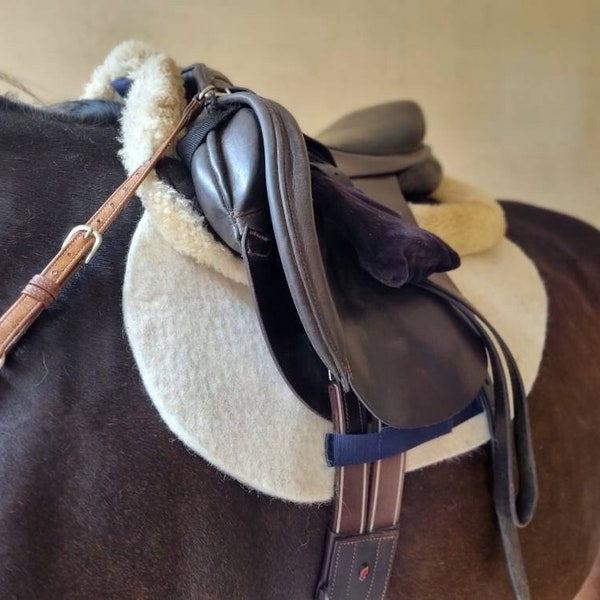 White English saddle pad from Natural wool, handfelted numnah for a showjumping saddle. Schabracke. Saddle cloth. Reitpad