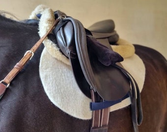 White English saddle pad from Natural wool, handfelted numnah for a showjumping saddle. Schabracke. Saddle cloth. Reitpad