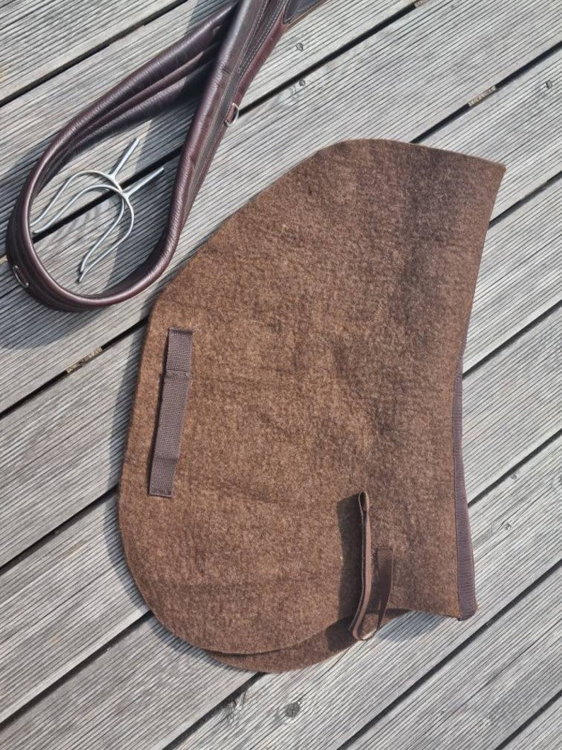 Dressage saddle pad from Natural wool, handfelted English saddle pad for showjumping saddle. Schabracke. Saddle cloth. Reitpad image 5