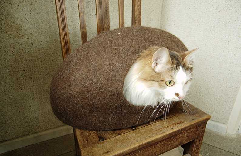 Felted cat cave brown from natural eco-friendly wool image 3