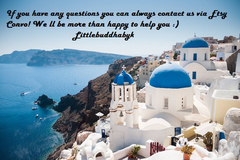 Op de afbeelding: Een schilderachtig uitzicht op een witgekalkt dorp met blauwgekoepelde kerken die op een klif boven de Ege&iuml;sche Zee liggen. De tekst "If you have any questions you can always contact us via Etsy Convo! We'll be more than happy to help you :) littlebuddhabyk" is zichtbaar in de afbeelding.