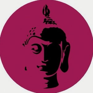 Op de afbeelding: Een zwart silhouet van een Boeddha-hoofd met een traditionele knot, tegen een effen magenta achtergrond.