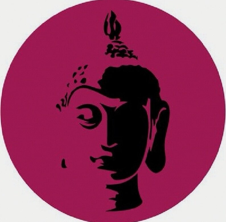 Op de afbeelding: Een zwart silhouet van een Boeddha-hoofd met een traditionele knot, tegen een effen magenta achtergrond.