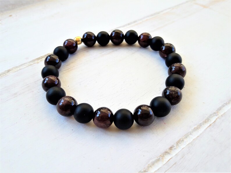 Mens bracelet*Beaded bracelet*Onyx bead bracelet*Garnet bracelet*Stretch bracelet*surfer bracelet*Boyfriend gift