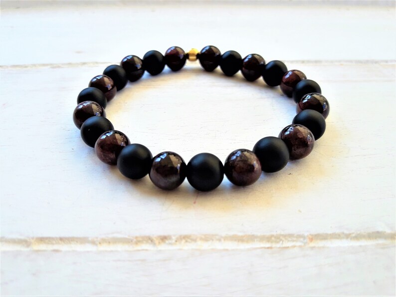 Mens bracelet*Beaded bracelet*Onyx bead bracelet*Garnet bracelet*Stretch bracelet*surfer bracelet*Boyfriend gift
