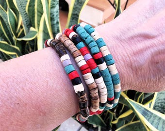 Herenarmband met kokosnoot-heishi kralen: Boho stapelarmband van stretchmateriaal