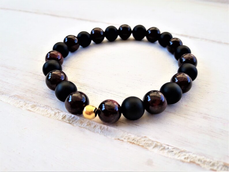 Mens bracelet*Beaded bracelet*Onyx bead bracelet*Garnet bracelet*Stretch bracelet*surfer bracelet*Boyfriend gift