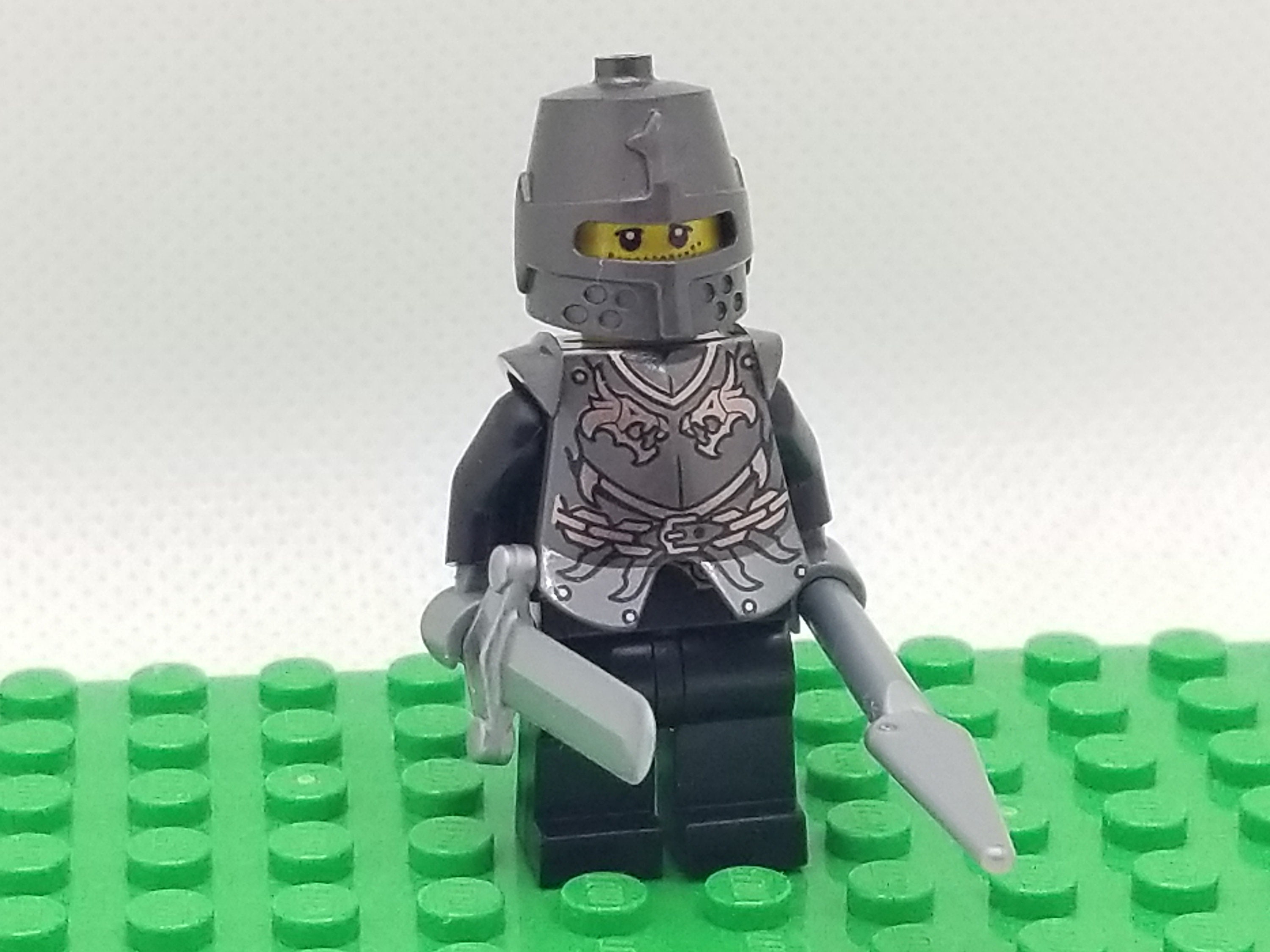 Lego® Figuren 50 Stück jeweils mit Zubehör und Kopfbedeckung 