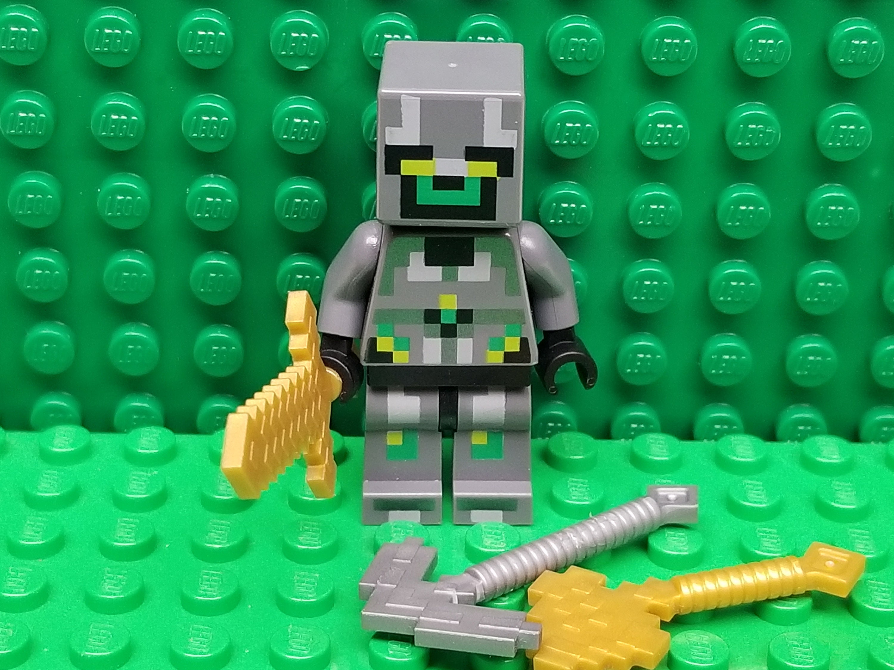 LEGO Minecraft armes - hache - épée - pelle arbalète cuirasse casque