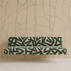 Könnte beinhalten: Ein modernes, schwebendes Sofa mit einem abstrakten Muster in Grün und Creme. Das Sofa steht vor einer beigefarbenen Wand mit schwarzer Linienkunst. Der Boden ist ein hellbeiger Fliesenboden.