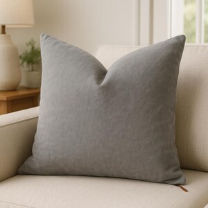 Almohada gris claro lavada a la piedra: acento neutro hecho a mano con relleno de plumas