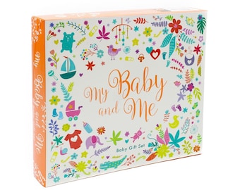 Könnte beinhalten: Eine weiße Geschenkbox mit einem farbenfrohen Design mit Blumen, Tieren und Babyartikeln. Die Box trägt den Text "My Baby and Me" und "Baby Gift Set".
