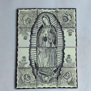 Puede incluir: Una cuadrícula de nueve azulejos cuadrados de cerámica con una ilustración en blanco y negro de Nuestra Señora de Guadalupe. La figura central está rodeada por un aura radiante y motivos florales de rosas sobre un fondo color crema.