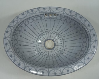 Lavabo Talavera de 33 x 25 cm (13" x 10"), de encastre o bajo encimera, de cerámica hecha a mano en México.