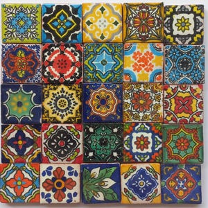 Puede incluir: Una colección de 25 azulejos de cerámica coloridos con intrincados patrones geométricos. Los azulejos son cuadrados y presentan una variedad de colores, incluyendo azul, verde, rojo, amarillo y negro.