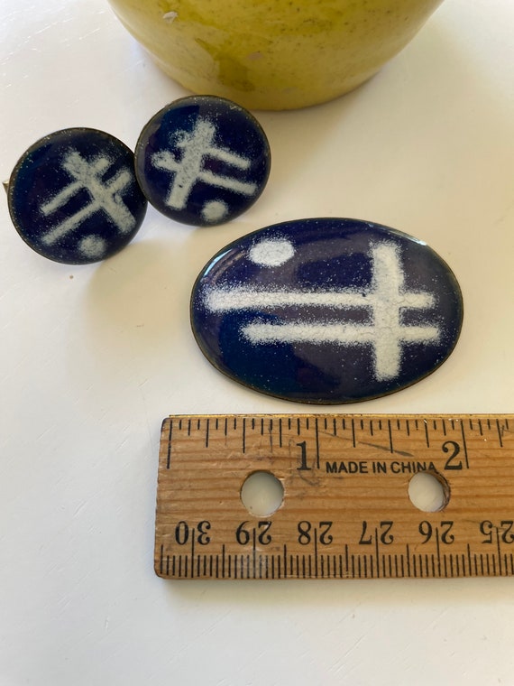 Abstract Enamel Pin and Cuff Link Set blue and wh… - image 3
