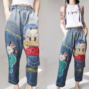 Acid wash verontruste lichtblauwe denim hoge taille jeans harlem broek upcycled graffiti geschilderd kleurrijk gepatchte patchwork bloeier coachella