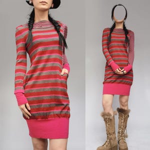 Vestido suéter de punto vintage de Marc Jacobs con rayas fucsias, colorido y deconstruido, de lana merino rosa y rojo, con parches de seda, suave, rojo, rosa y gris.