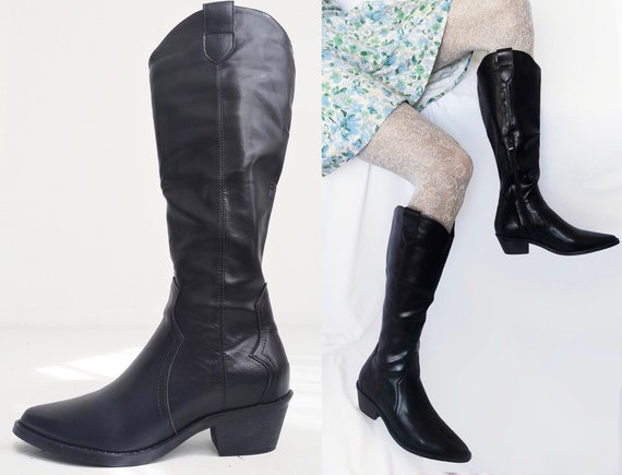 ショートブーツ・ブーティ Cowboy Boots in Black Synthetic Leather Black Faux Leather Wood Chunky Heel Pointed Toe Cowboy Boots