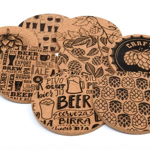 Può includere: Set di sei sottobicchieri rotondi in sughero con diversi design a tema birra. I design includono luppolo, bicchieri da birra e parole relative alla birra.