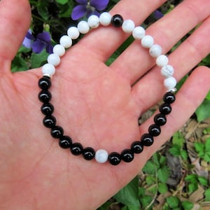 Pulsera de piedra Yin Yang - Pulsera de piedra blanca y negra - Joyería Yin Yang - Pulsera espiritual - Pulsera de piedra de howlita y ónix - Pulsera de cristal curativo