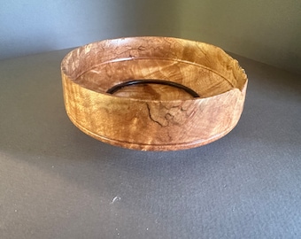 Encantador cuenco con bordes vivos y adornos de nogal.  Mucha figura y carácter en la veta.